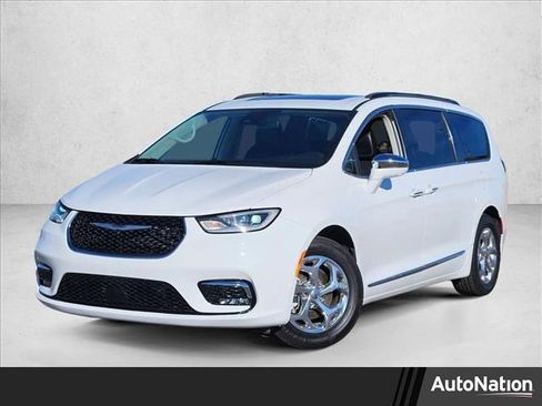 Used 2022 Chrysler Pacifica Limited image 1