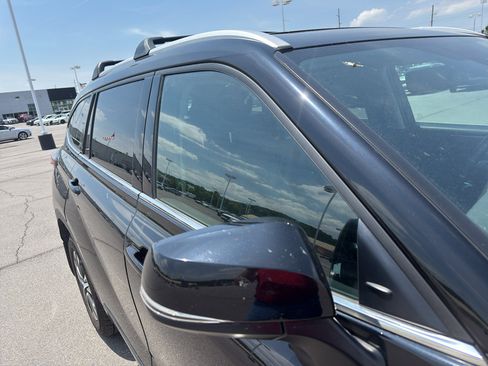 Used 2022 Toyota Highlander XLE FWD image 19