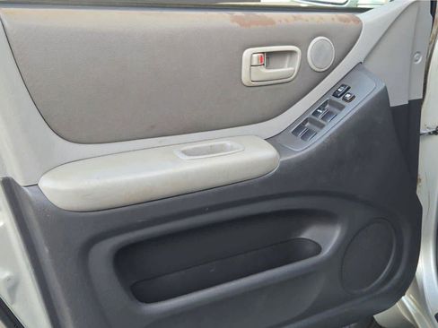 Used 2005 Toyota Highlander 2WD V6 w/ 3rd Row image 17