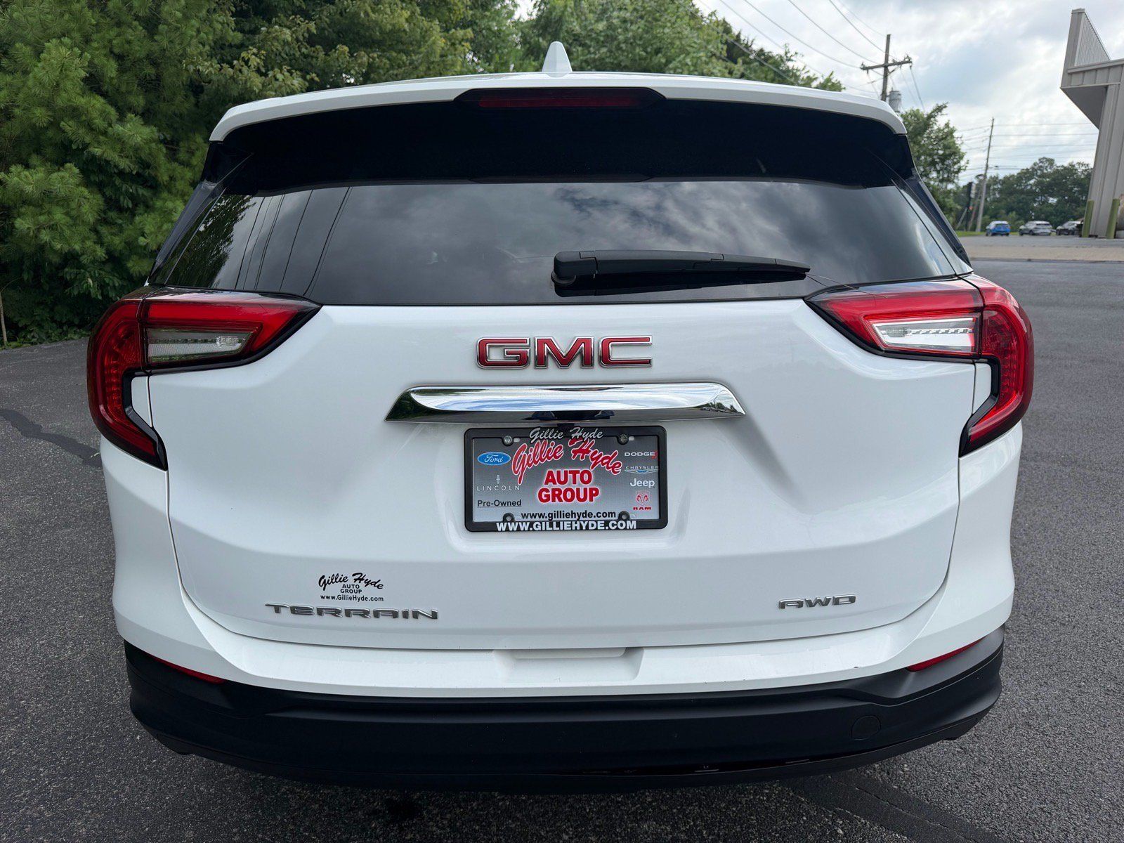 Used 2024 GMC Terrain SLE AWD/4WD image 14