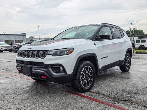 Used 2025 Jeep Compass Trailhawk AWD/4WD image 3
