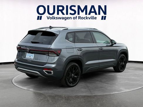 Used 2025 Volkswagen Taos SE w/ Panoramic Sunroof Package FWD image 6