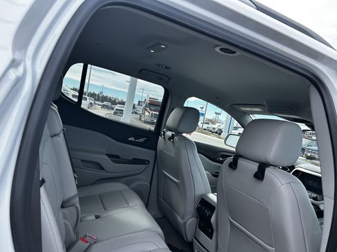 Used 2023 GMC Acadia SLT image 12