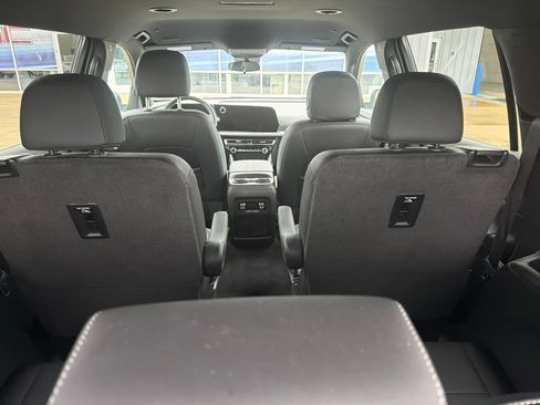 Used 2025 Chevrolet Traverse LT FWD image 11