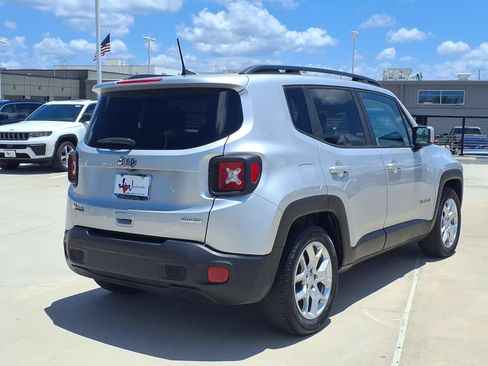 Used 2018 Jeep Renegade Latitude FWD image 6