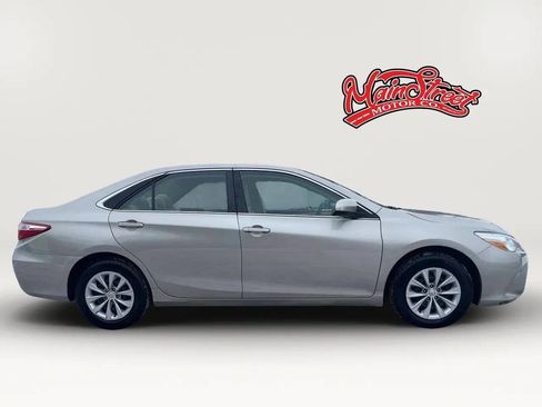 Used 2015 Toyota Camry LE image 8