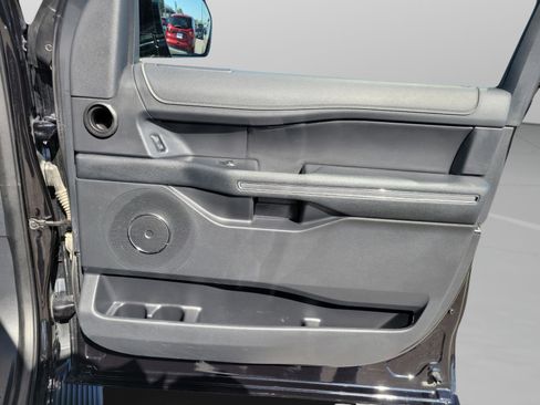 Used 2024 Ford Expedition XLT image 30