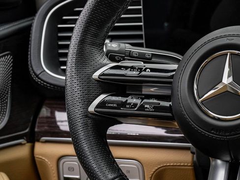 Used 2024 Mercedes-Benz GLS 580 4MATIC image 15