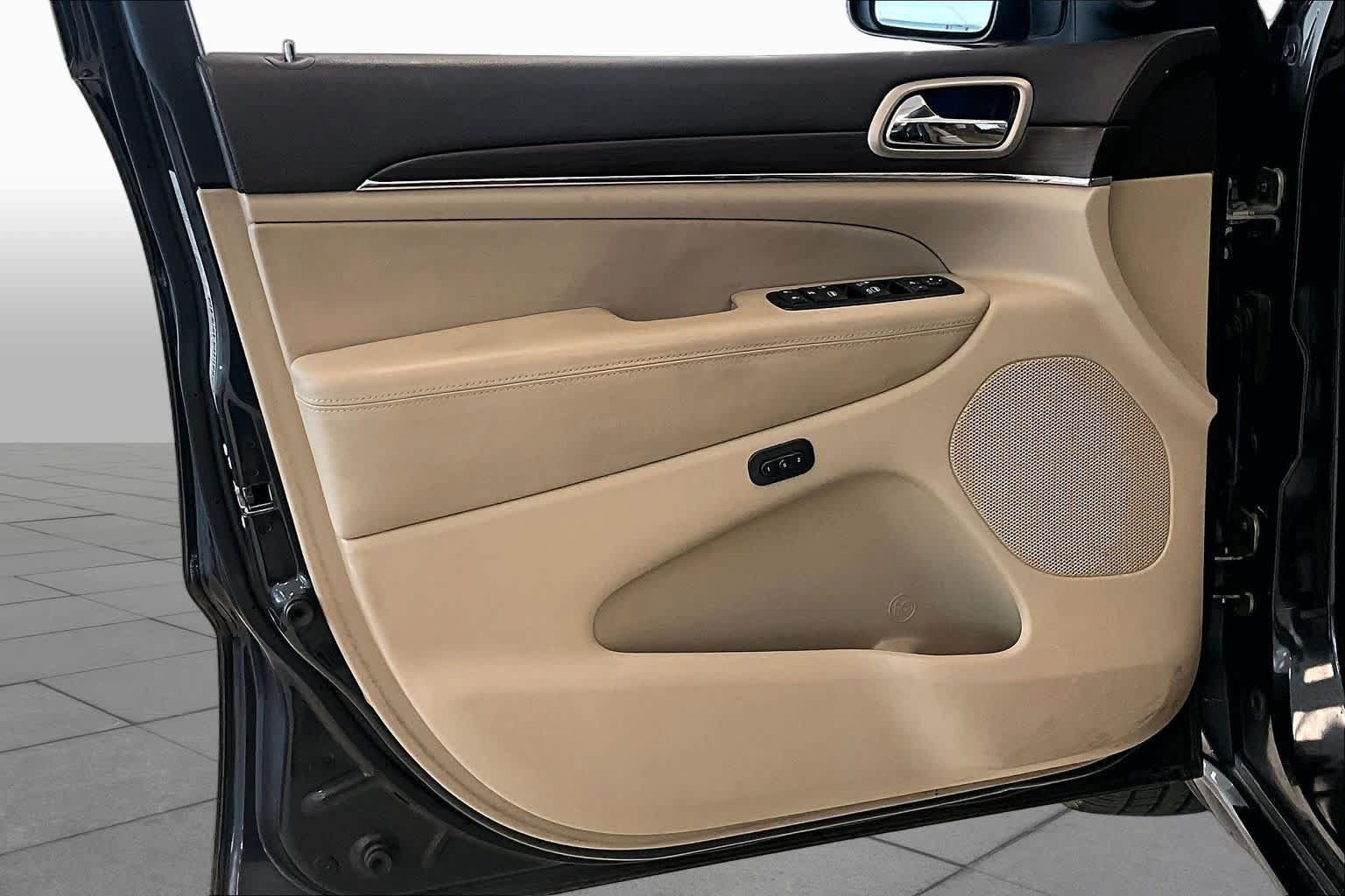 Used 2015 Jeep Grand Cherokee Overland RWD image 19