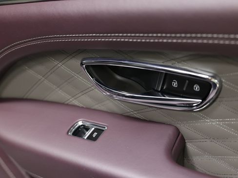 Used 2023 Bentley Bentayga Extended Wheelbase image 91