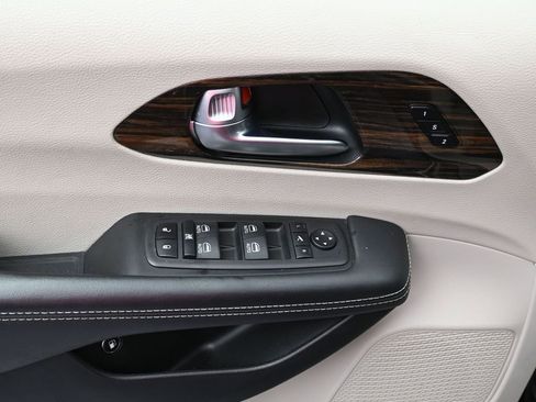 Used 2023 Chrysler Pacifica Limited image 12