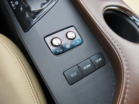 Used 2016 Toyota Avalon XLE Plus image 24