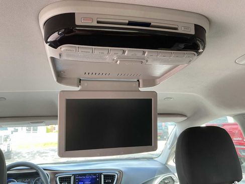 Used 2017 Chrysler Pacifica Touring Plus w/ Tire & Wheel Group FWD image 25