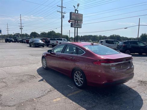 Used 2017 Ford Fusion SE w/ Fusion SE Technology Package FWD image 7