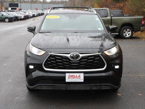 Certified 2021 Toyota Highlander XLE image 2