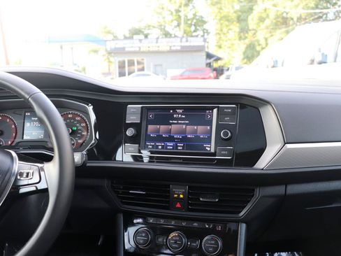 Used 2020 Volkswagen Jetta SE FWD image 19
