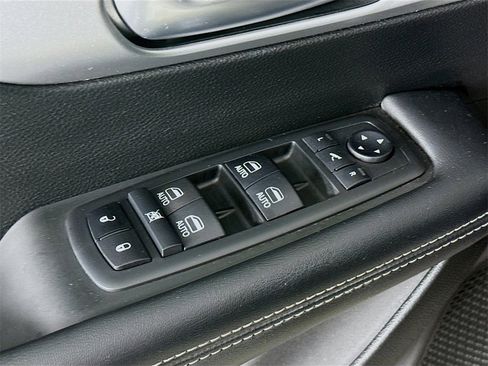 Used 2018 Chrysler Pacifica Limited image 17