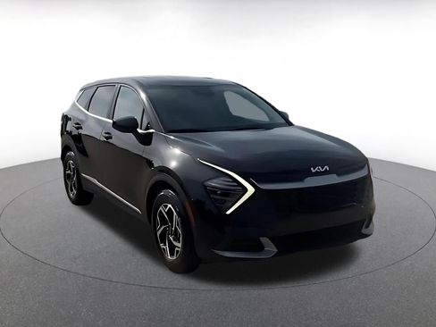 Used 2025 Kia Sportage LX image 3