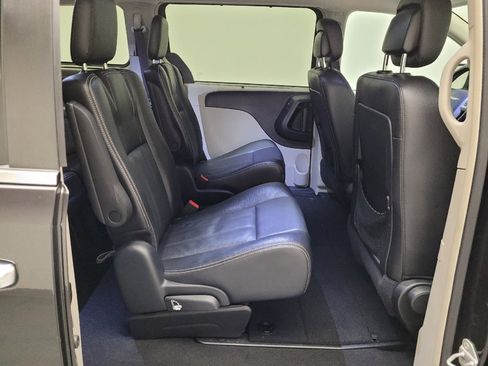 Used 2015 Chrysler Town & Country Touring w/ Driver Convenience Group FWD image 19