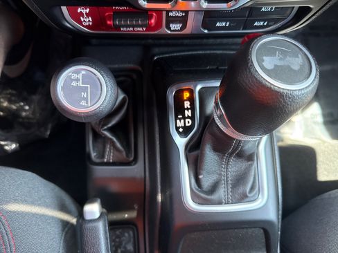 Used 2024 Jeep Wrangler Unlimited Rubicon w/ Technology Group AWD/4WD image 33