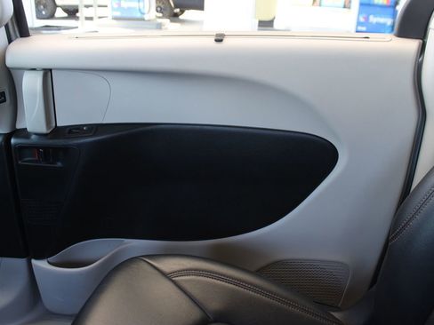 Used 2017 Chrysler Pacifica Premium image 53