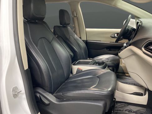 Used 2022 Chrysler Pacifica Touring-L FWD image 24