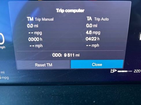 Used 2025 Volvo XC40 B5 Plus AWD/4WD image 22