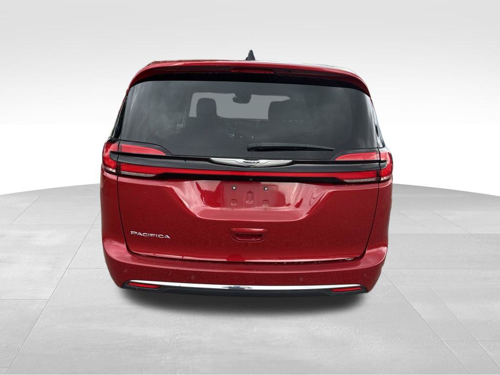 Used 2024 Chrysler Pacifica Touring-L FWD image 4