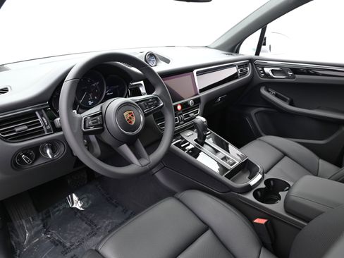 Used 2025 Porsche Macan image 4