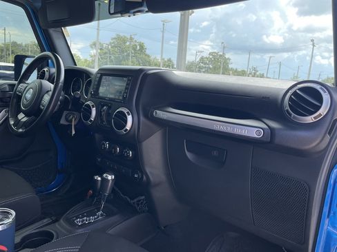 Used 2015 Jeep Wrangler Unlimited Rubicon w/ Connectivity Group AWD/4WD image 13