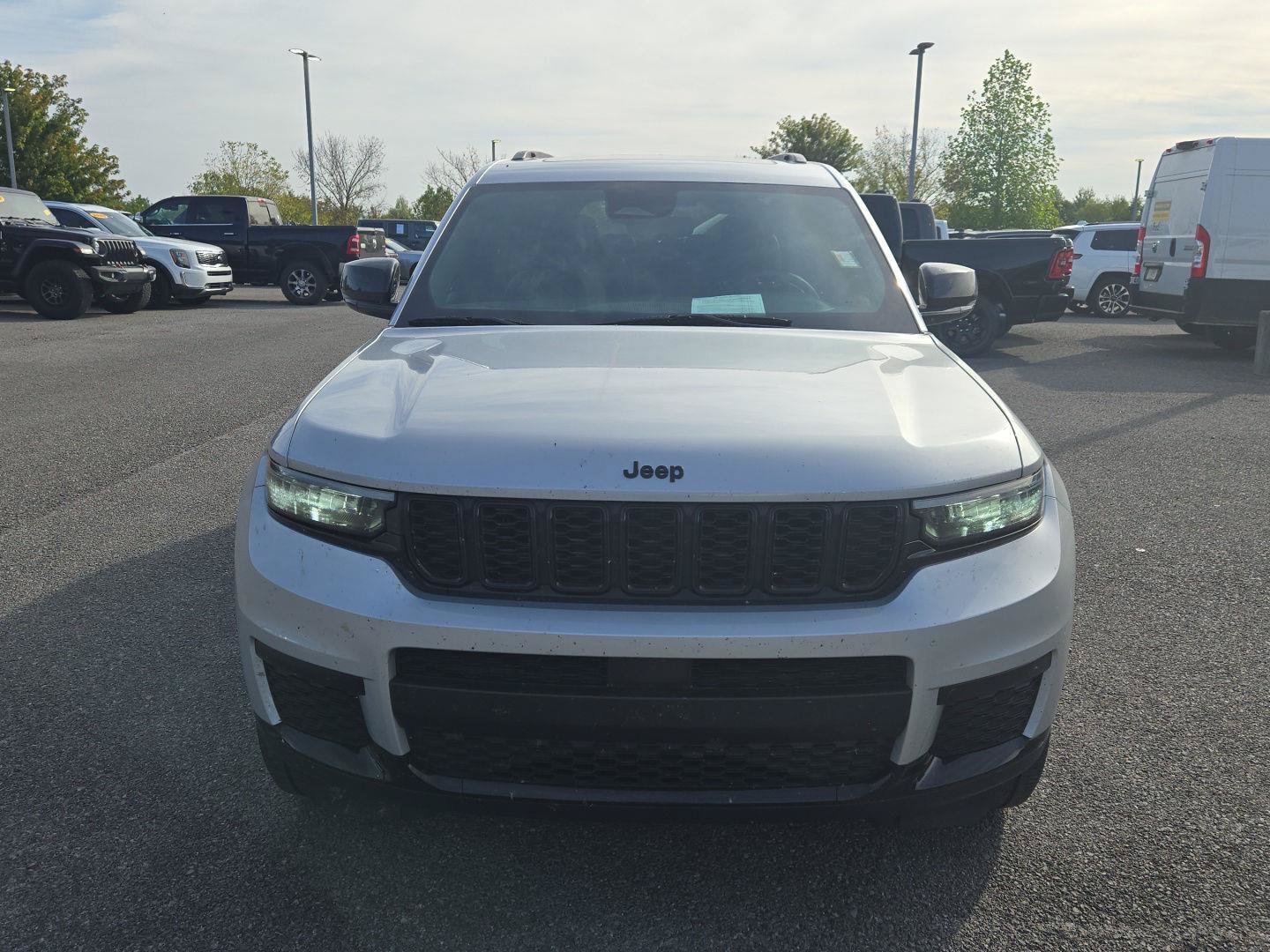 Used 2023 Jeep Grand Cherokee L Laredo RWD image 2