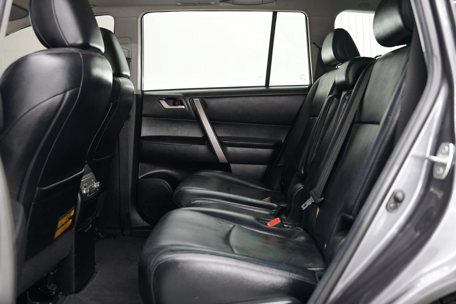 Used 2012 Toyota Highlander SE w/ Tow Pkg FWD image 29