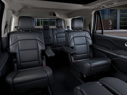 New 2027 Lincoln Navigator Reserve AWD/4WD image 11