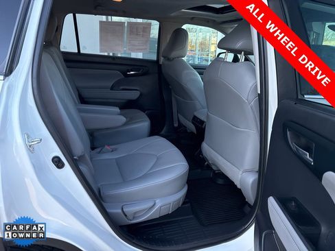 Used 2020 Toyota Highlander XLE image 25