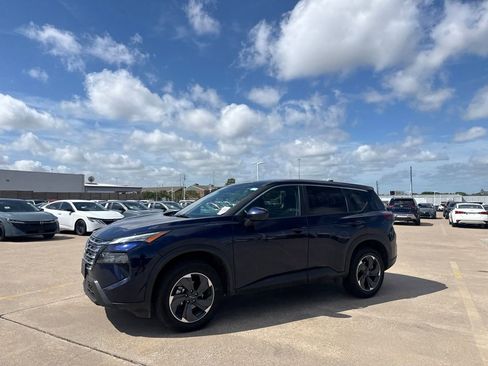 Certified 2025 Nissan Rogue SV FWD image 9