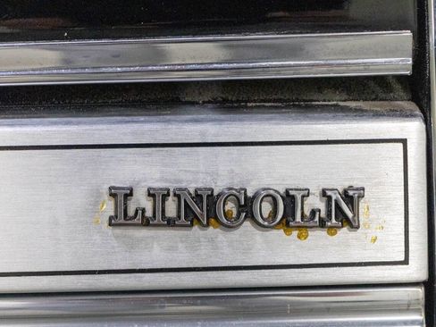 Used 1988 Lincoln Town Car Signature RWD image 29