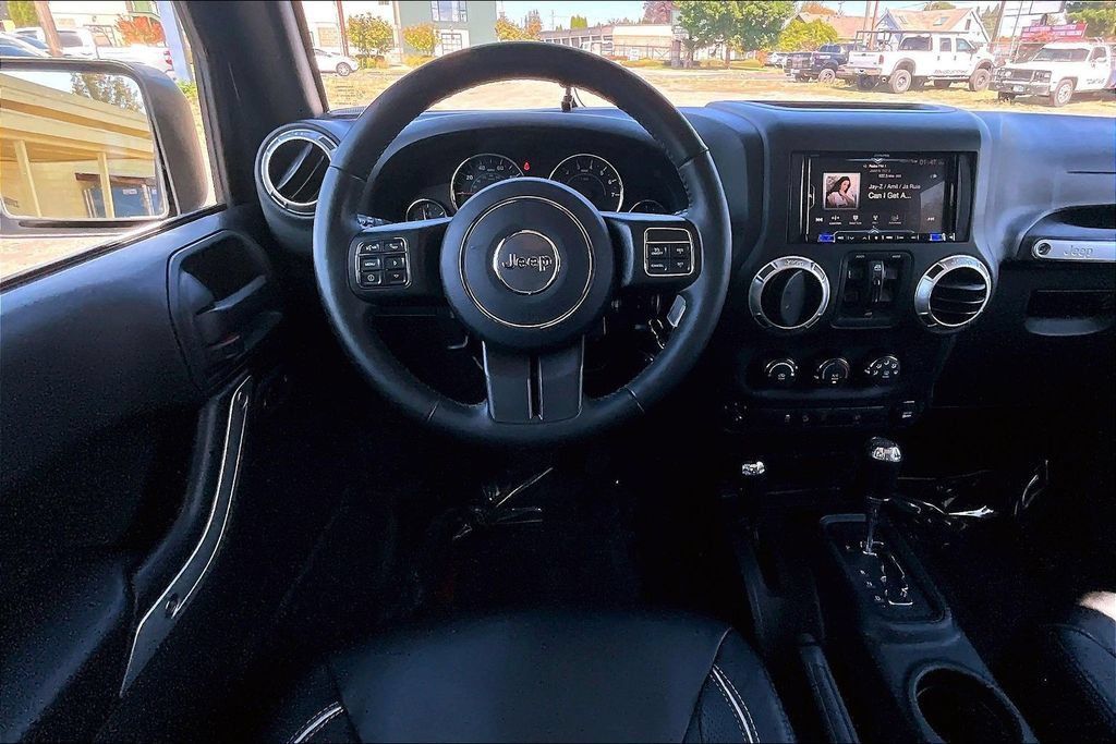 Used 2017 Jeep Wrangler Unlimited Sahara w/ Connectivity Group AWD/4WD image 7