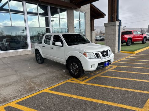 Used 2018 Nissan Frontier PRO-4X image 3