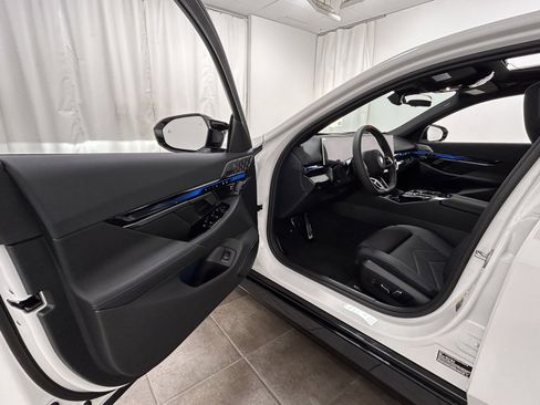 Used 2025 BMW i5 M60 w/ Premium Package image 23