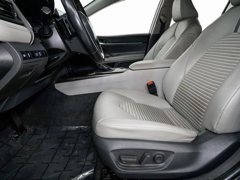 Used 2021 Toyota Camry SE image 9