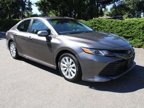 Used 2018 Toyota Camry LE FWD image 2