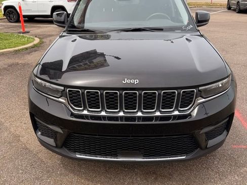 Used 2024 Jeep Grand Cherokee Laredo RWD image 11