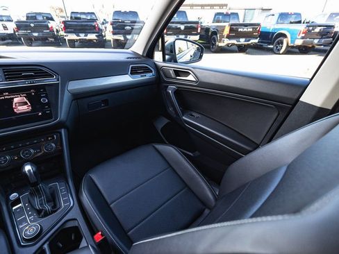 Used 2021 Volkswagen Tiguan SE w/ Panoramic Sunroof Package image 25