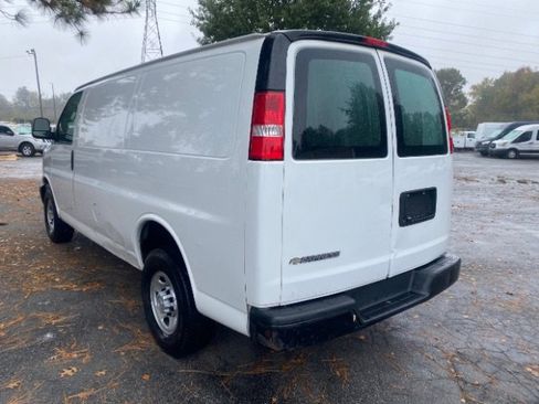 Used 2018 Chevrolet Express 2500 image 3