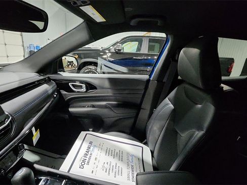 New 2026 Jeep Compass Latitude image 11