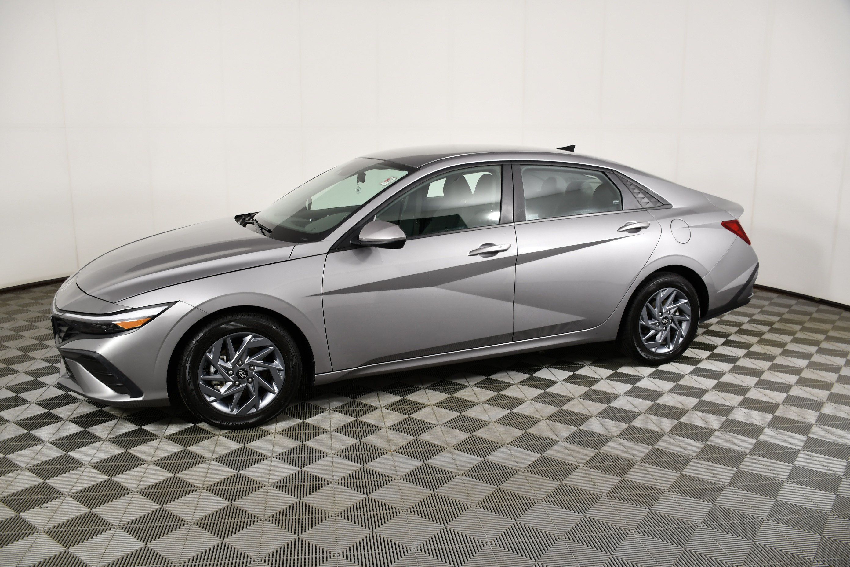 Used 2024 Hyundai Elantra SEL FWD image 9