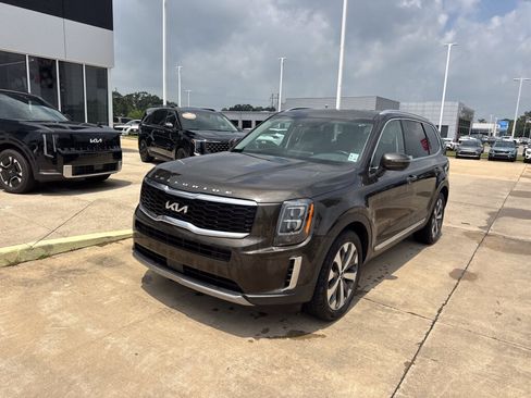 Used 2022 Kia Telluride EX w/ EX Premium Package FWD image 4
