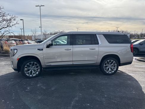 Used 2021 GMC Yukon XL SLT w/ SLT Premium Package image 2