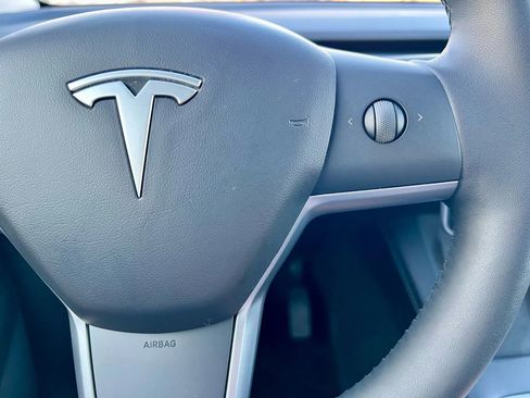 Used 2021 Tesla Model Y Long Range AWD/4WD image 22