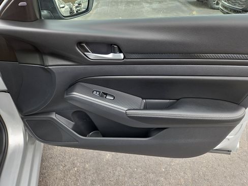 Used 2025 Nissan Altima 2.5 SV image 17